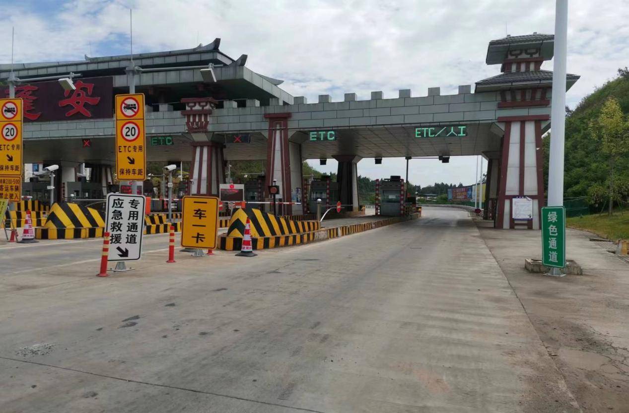 南大梁、綿西高速各收費(fèi)啟動(dòng)應(yīng)急救援專用通道.jpg